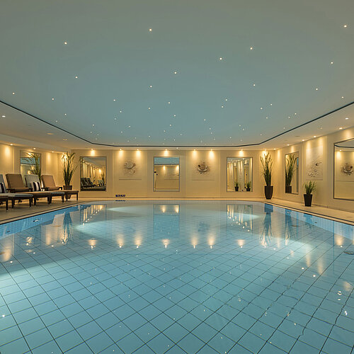 Piscine intérieure élégante de l'hôtel Maritim Königswinter avec ambiance relaxante.