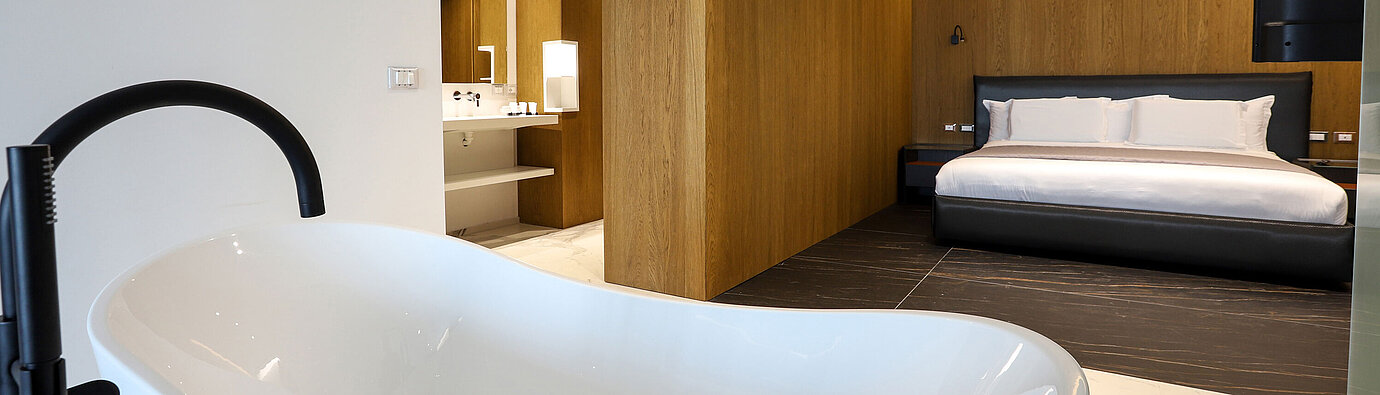 Suite di lusso al Maritim Resort Marina Bay con vasca indipendente e camera moderna