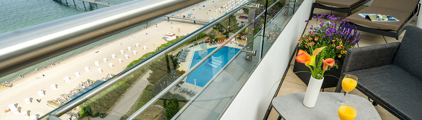 Balcone al Maritim Seehotel Timmendorfer Strand con vista su spiaggia, molo e Mar Baltico