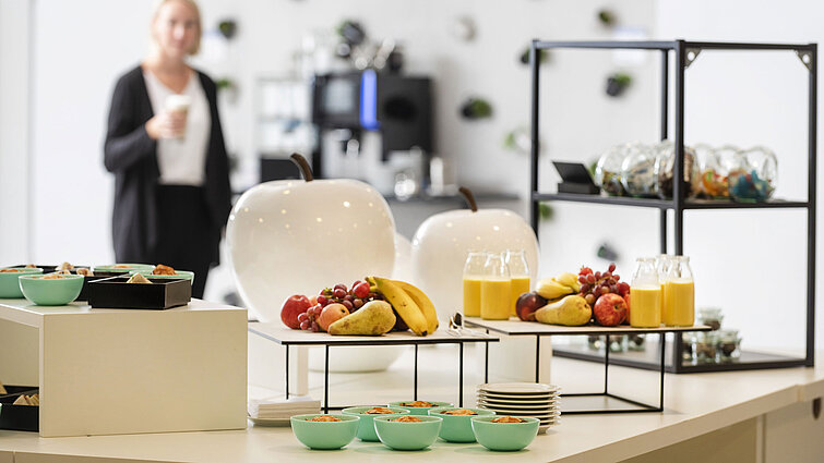 Pausa conferenza al Maritim Hotel Frankfurt con snack sani, frutta fresca e succhi in un’atmosfera rilassante.