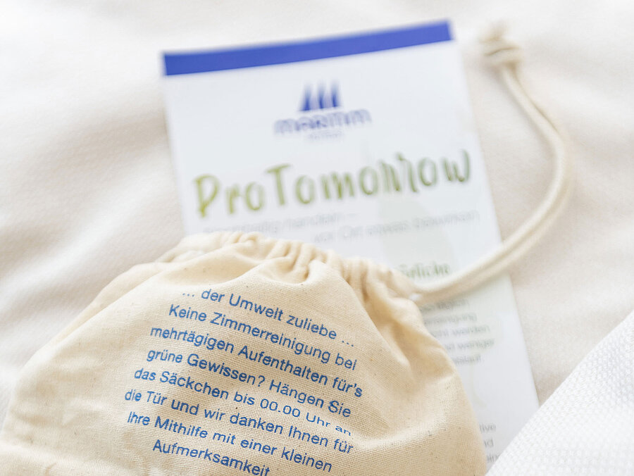 Maritim Hotels cotton bag promoting eco-friendly room cleaning and sustainable guest choices.