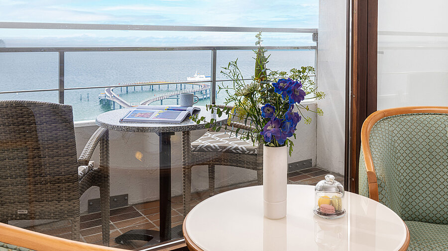 Balcone al Maritim Seehotel Timmendorfer Strand con vista mare, fiori e posti a sedere