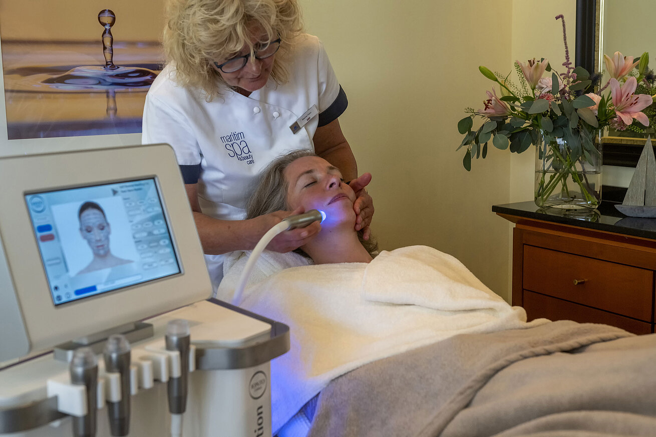 Trattamento viso alla spa del Maritim Seehotel Timmendorfer Strand per relax e cura della pelle con tecnologia moderna.