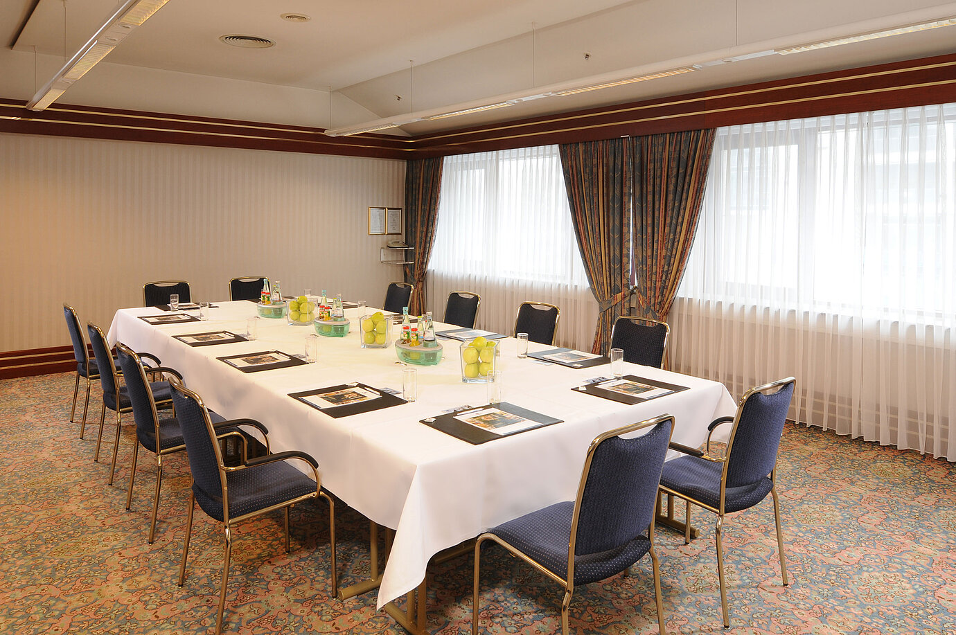 Salle de réunion lumineuse avec sièges en U et décoration fraîche au Maritim Hotel Magdeburg.