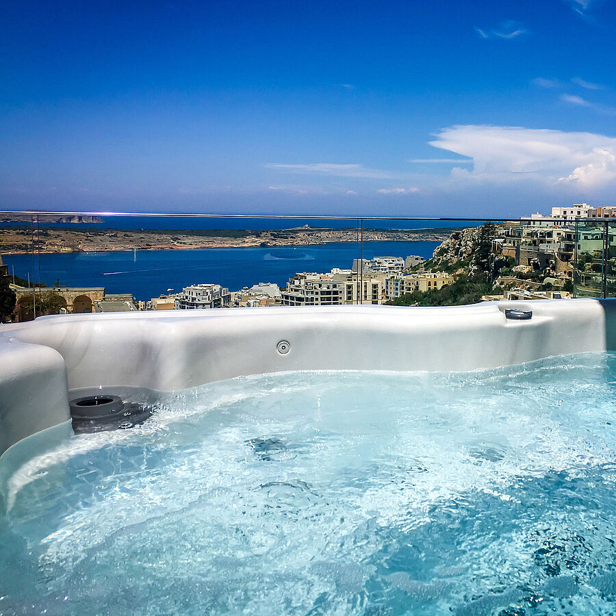 Vasca idromassaggio all’aperto con vista sul mare