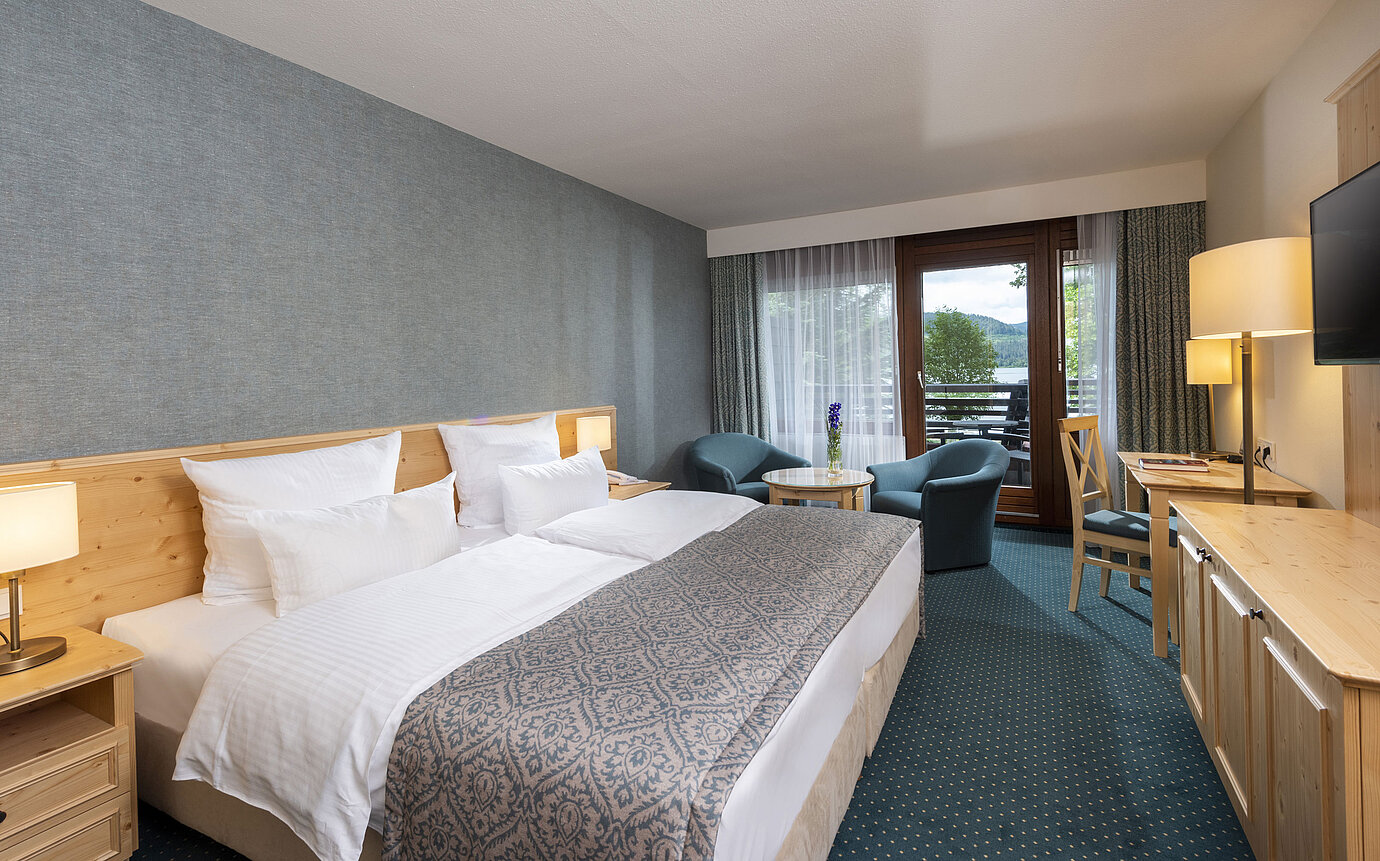 Camera moderna al Maritim Hotel Titisee con balcone e vista lago