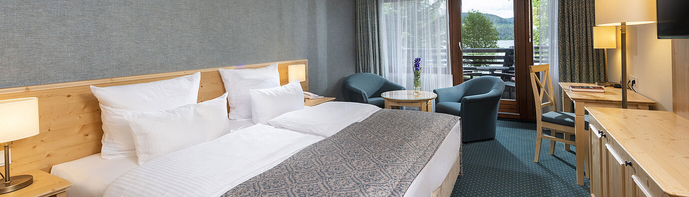 Studio Chambre moderne au Maritim Hotel Titisee avec balcon et vue sur le lac