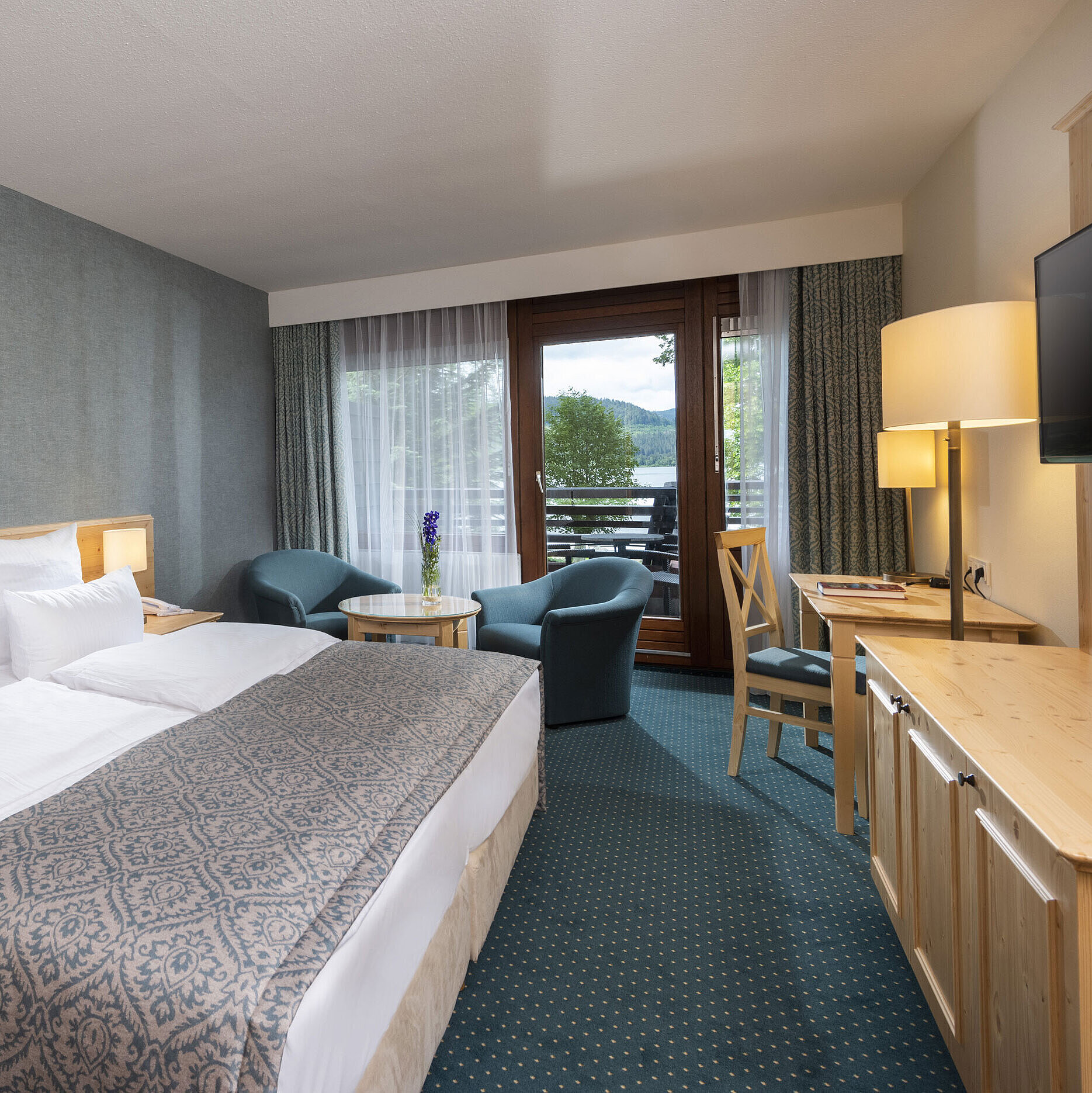 Camera moderna al Maritim Hotel Titisee con balcone e vista lago