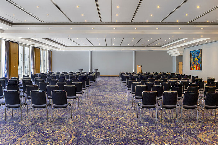 Grande salle de conférence II à l'Hôtel Maritim proArte Berlin avec rangées de chaises et ambiance lumineuse.