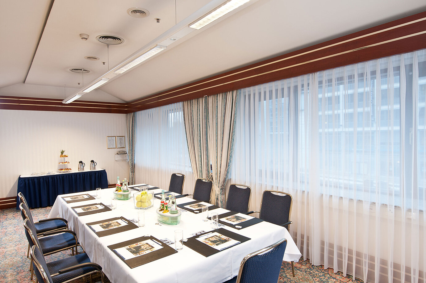 Salle de réunion élégante avec lumière naturelle et pause café au Maritim Hotel Magdeburg.