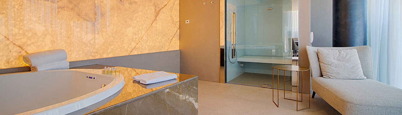 Suite spa elegante con jacuzzi y tumbonas en el Maritim Hotel Plaza Tirana
