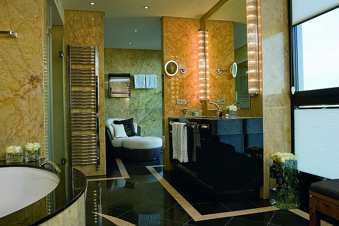 Baño lujoso de la Suite Presidencial en el Maritim Hotel Düsseldorf con paredes de mármol, equipamiento moderno.
