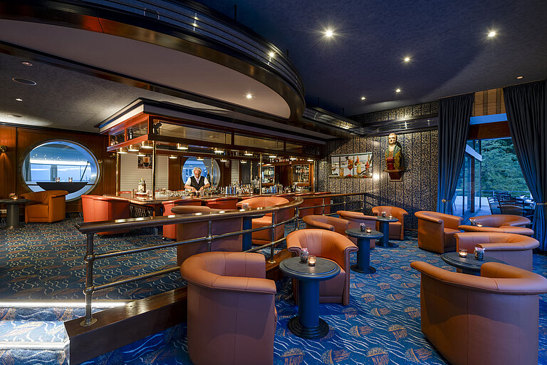 Bar élégante avec fauteuils confortables et décoration nautique au Maritim Seehotel Timmendorfer Strand.