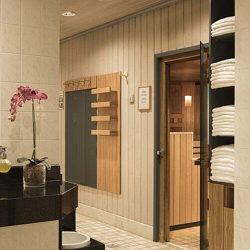 Zona de sauna moderna con lavabo y toallas limpias en el Maritim Hotel Ulm.