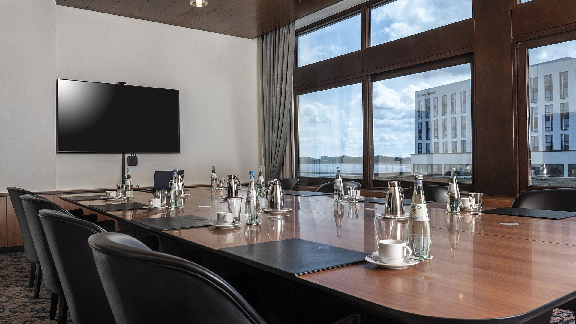 Modern conference room with large table, lake view and technology at Maritim Hotel Travemünde