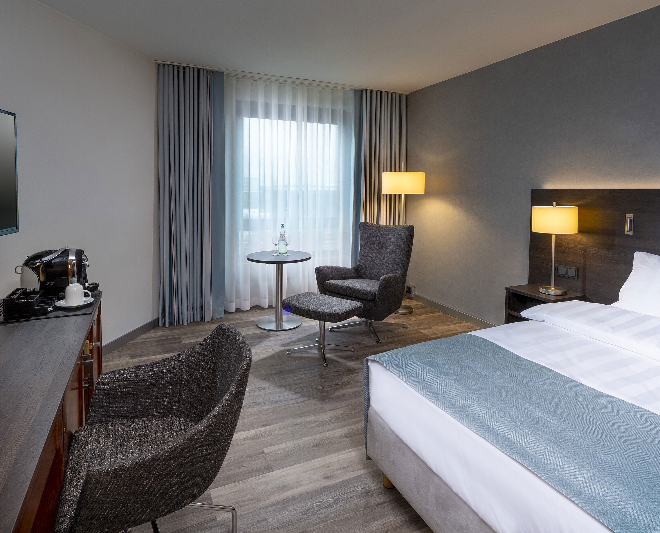 Superior Queen room Modernly furnished Superior Queen room with desk, TV, seating area, and comfortable bed at Maritim Hotel Bremen.