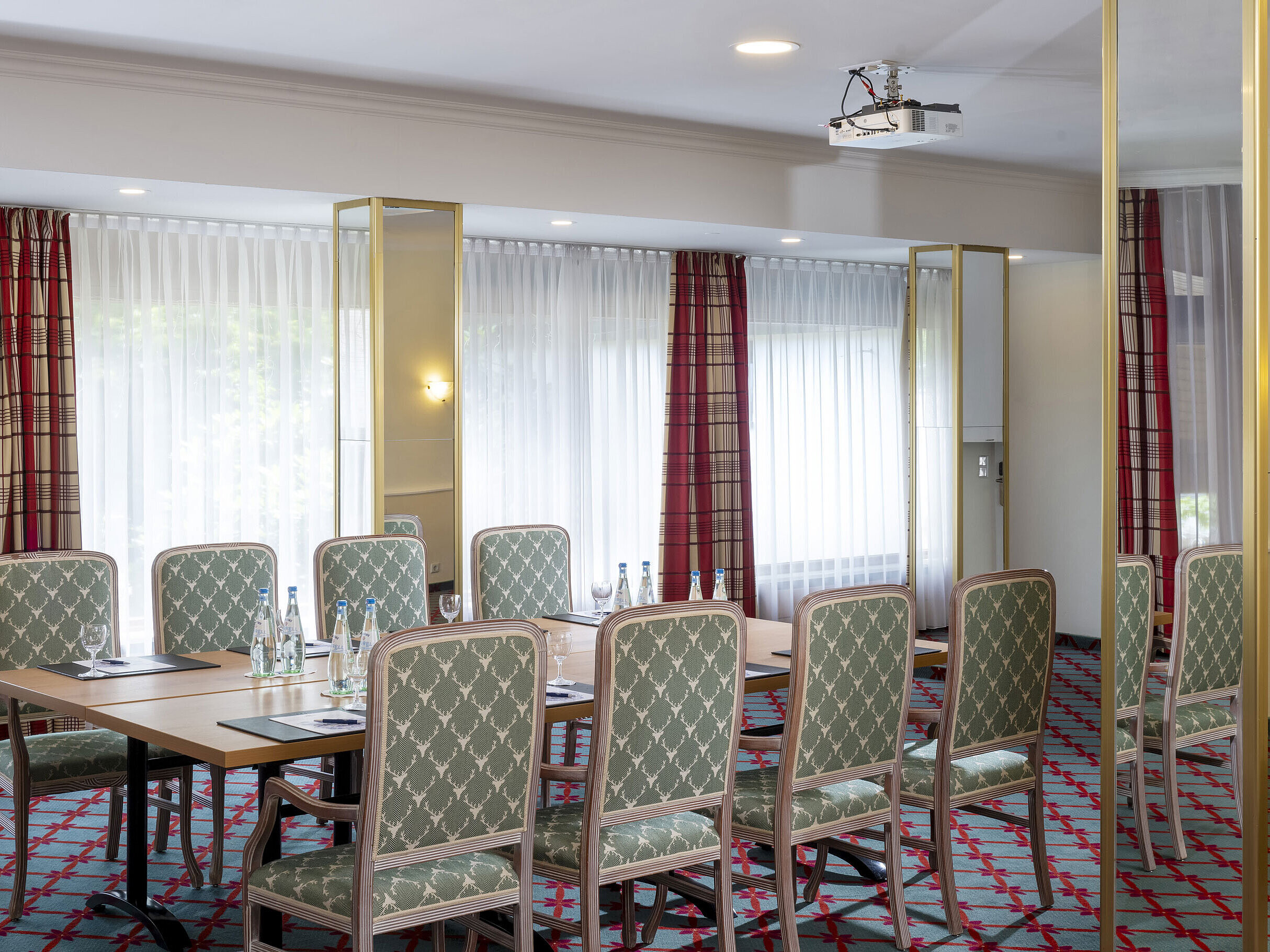 Petite salle de réunion avec sièges élégants à l'hôtel Maritim Titisee
