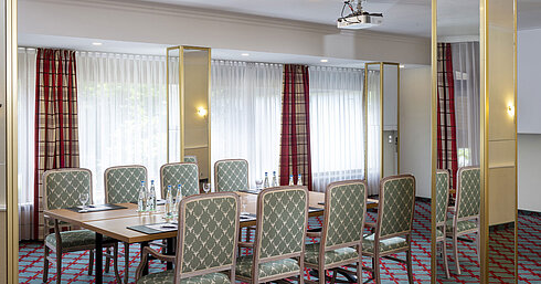Petite salle de réunion avec sièges élégants à l'hôtel Maritim Titisee