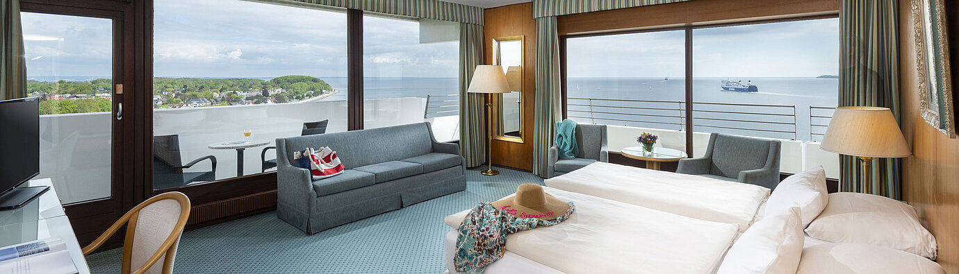 Suite Junior Chambre spacieuse à l’hôtel Maritim Travemünde avec vue sur la mer Baltique et le port