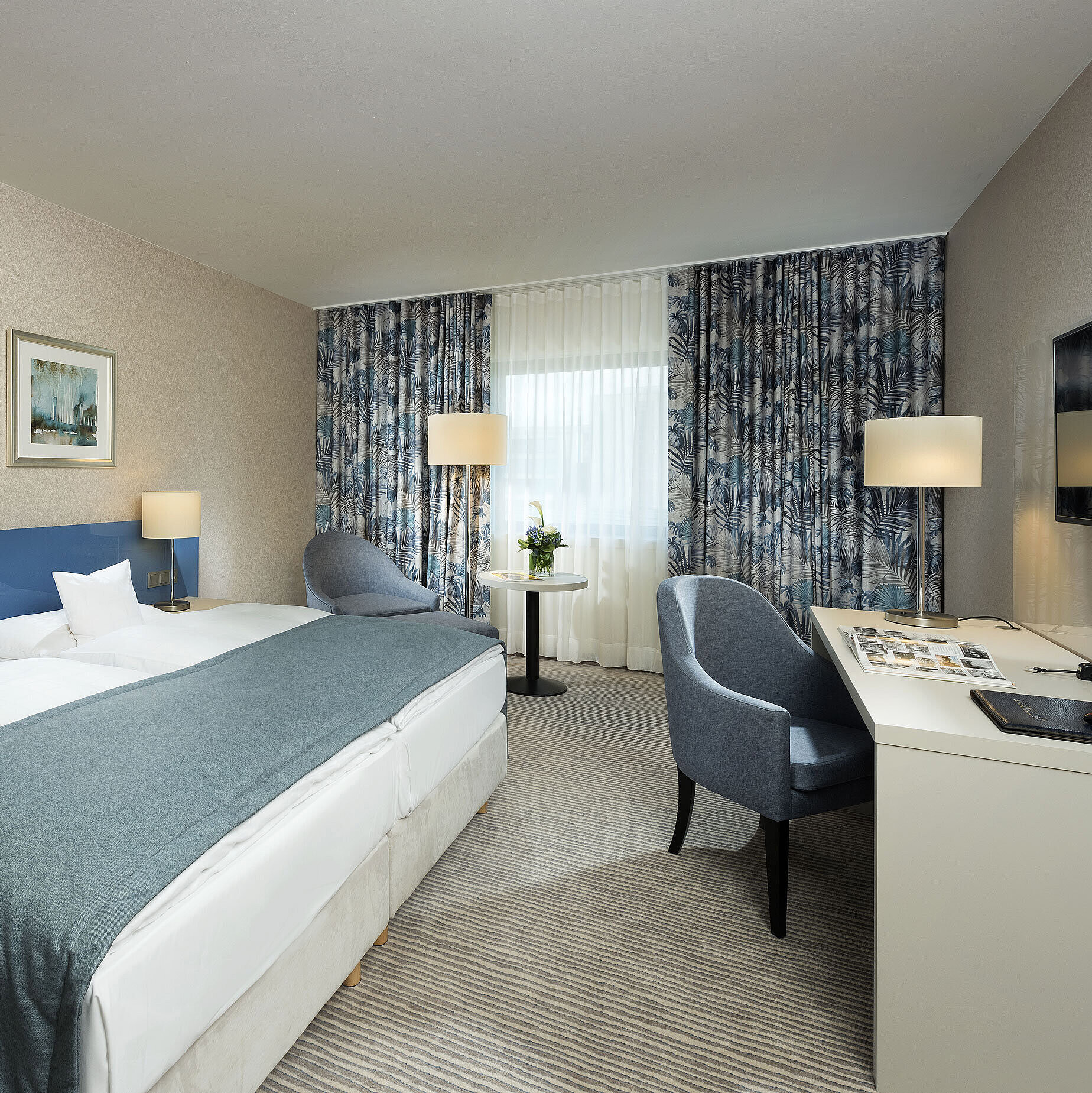 Habitación de categoría Superior Habitación Superior en el Hotel Maritim Bonn con diseño elegante, camas cómodas, escritorio moderno y acogedora zona de estar.