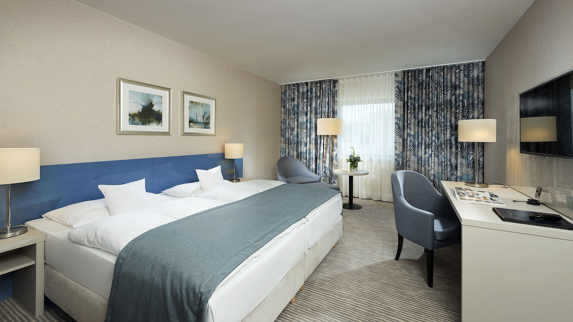 Habitación Superior en el Hotel Maritim Bonn con diseño elegante, camas cómodas, escritorio moderno y acogedora zona de estar.
