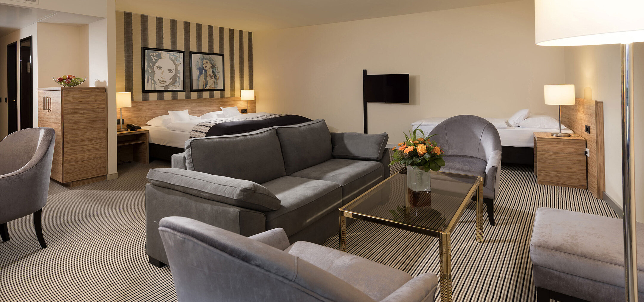 Suite espaciosa en el Maritim Hotel Königswinter con zona de estar y diseño elegante.