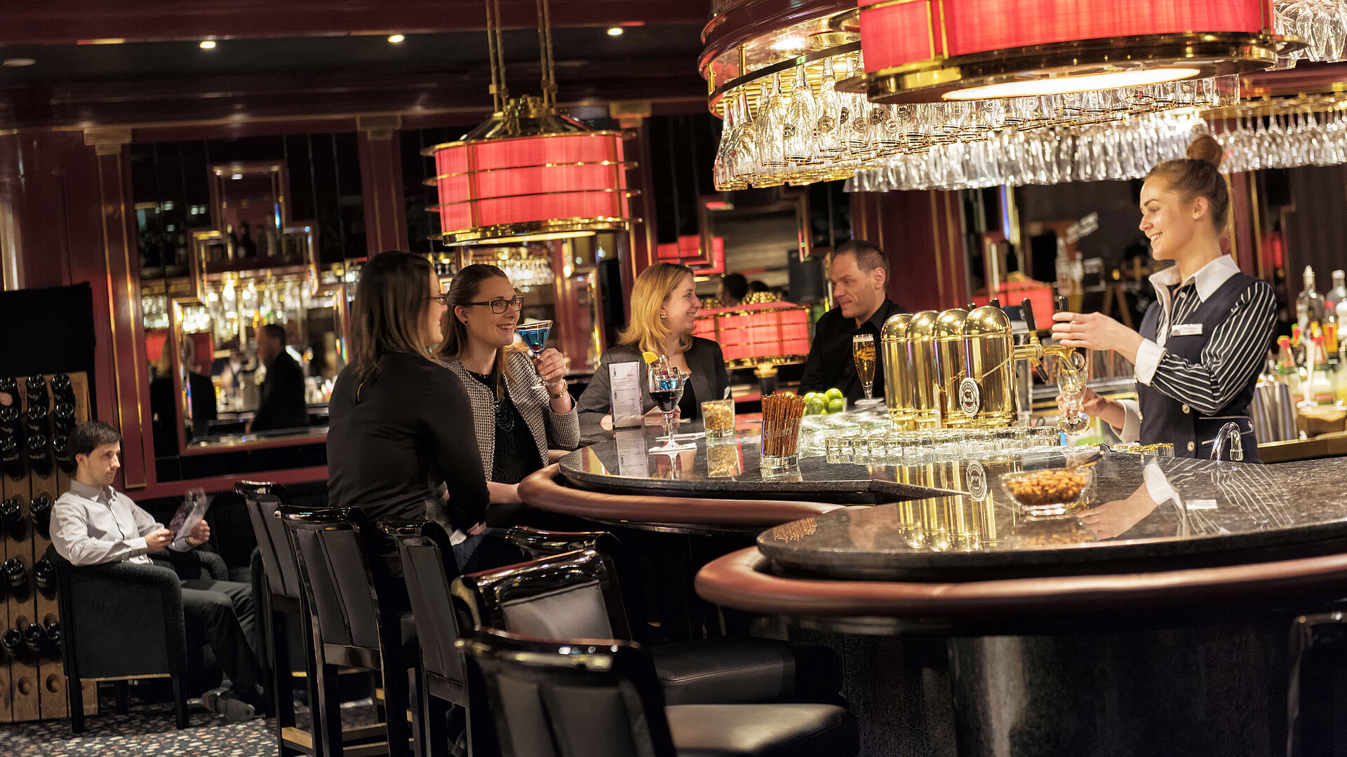 Clients dégustant des cocktails dans une ambiance élégante au bar de l’hôtel Maritim Ulm
