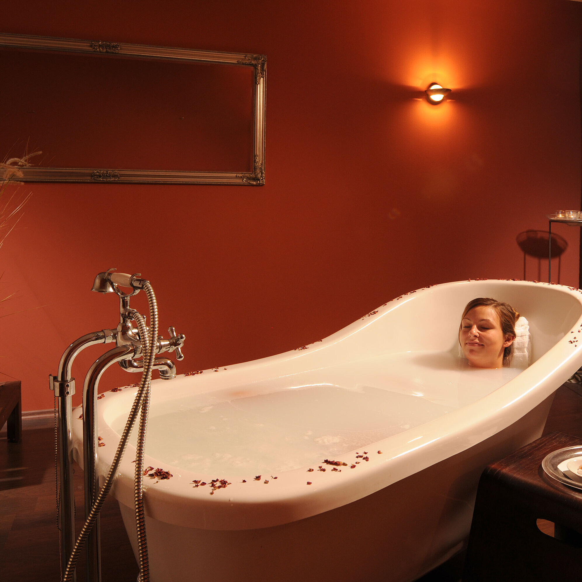 Baño relajante en la bañera spa del Maritim Hotel Bad Wildungen con velas y té