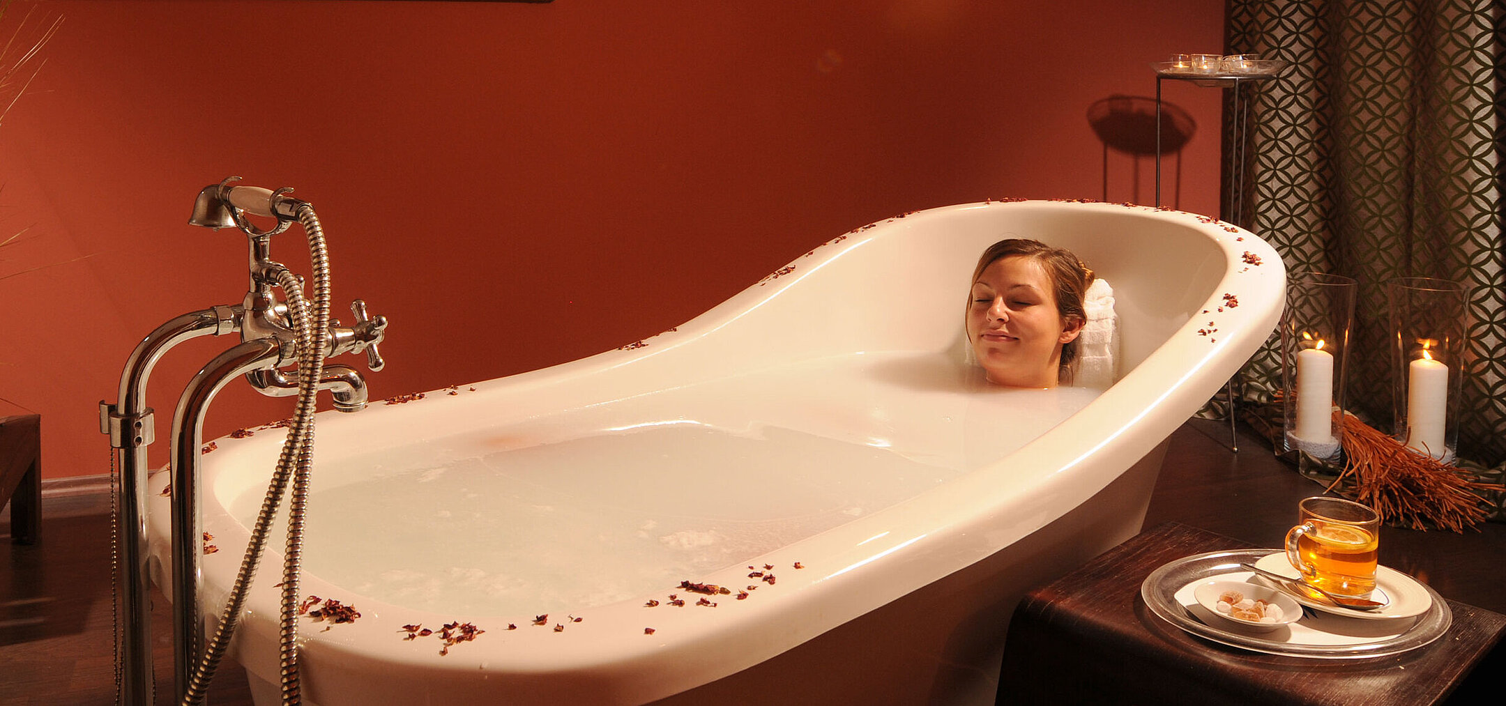 Bain relaxant dans la baignoire spa du Maritim Hotel Bad Wildungen avec lumière tamisée et thé
