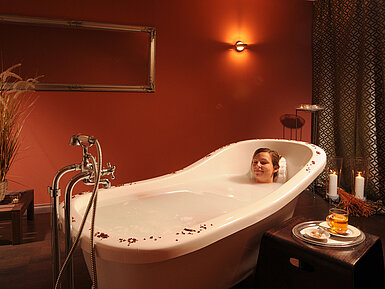 Bagno rilassante nella vasca spa del Maritim Hotel Bad Wildungen con candele e tè
