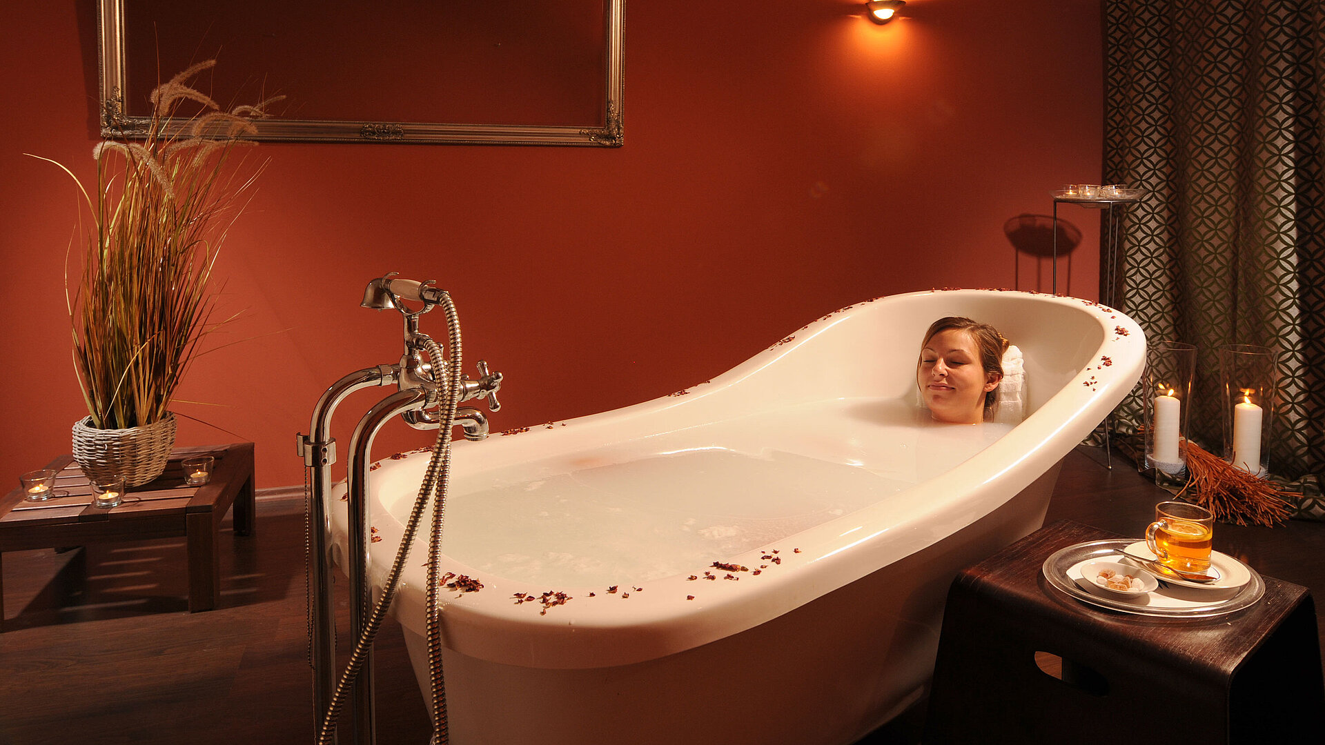 Bagno rilassante nella vasca spa del Maritim Hotel Bad Wildungen con candele e tè