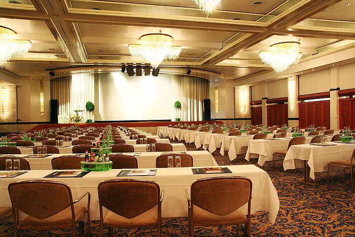 Grande salle de conférence au Maritim Hotel Bad Wildungen avec scène et rangées de sièges
