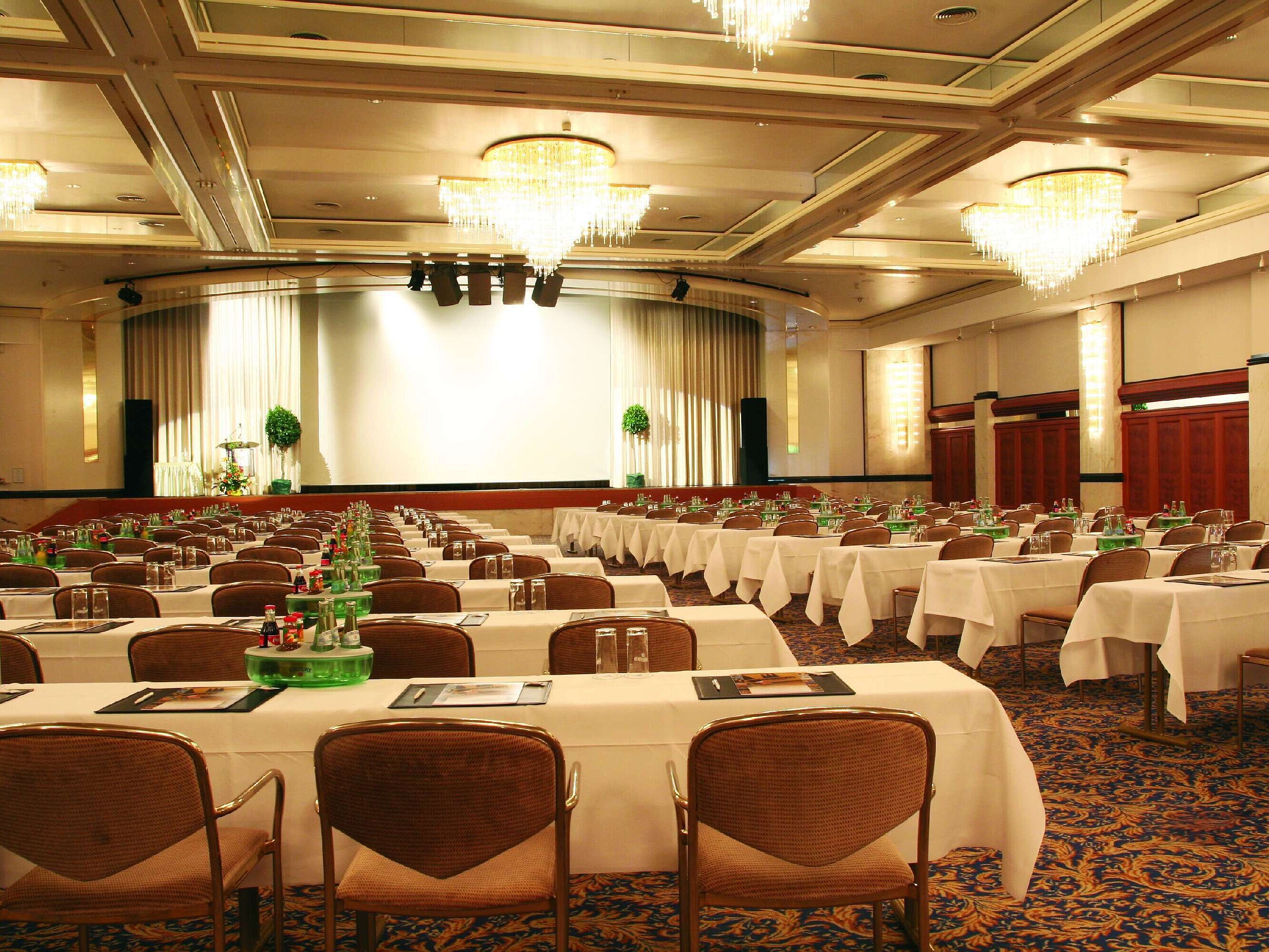 Gran sala de conferencias en el Maritim Hotel Bad Wildungen con escenario y filas de asientos