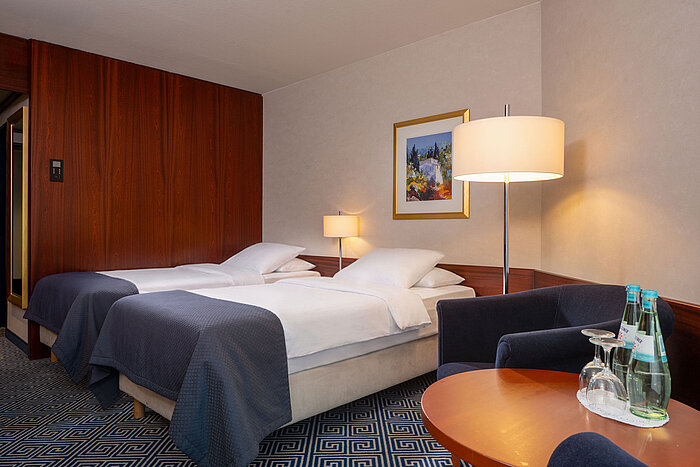Classic Twin room at Maritim Hotel Würzburg with two single beds, seating area and modern comfort
