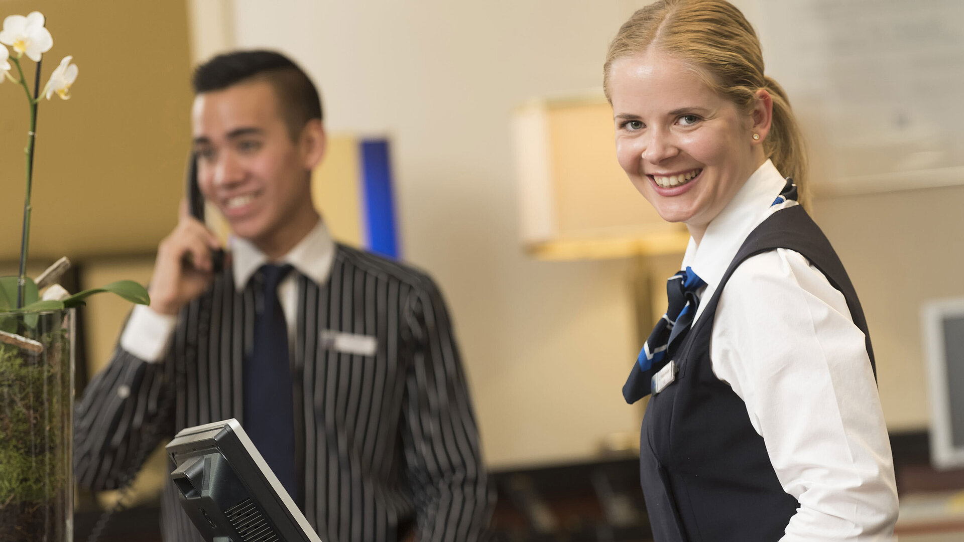 Personal sonriente en la recepción del Hotel Maritim Bad Homburg ofrece una cálida bienvenida.