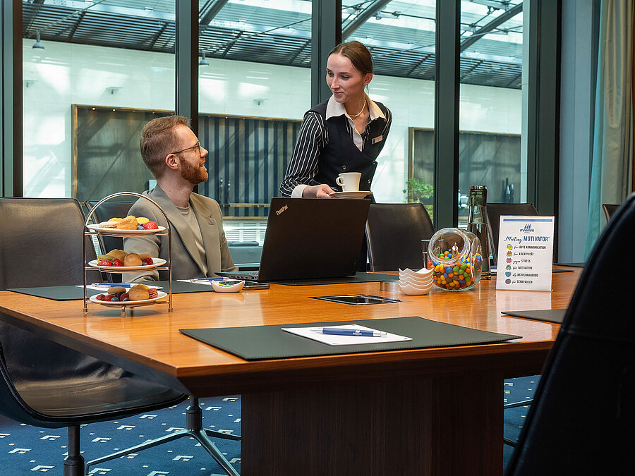 Sala riunioni luminosa con servizio personalizzato al Maritim Hotel Düsseldorf