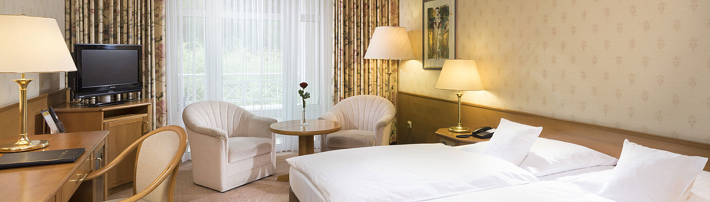 Classic room  Bright double room with seating area and desk at Maritim Hotel Bad Wildungen