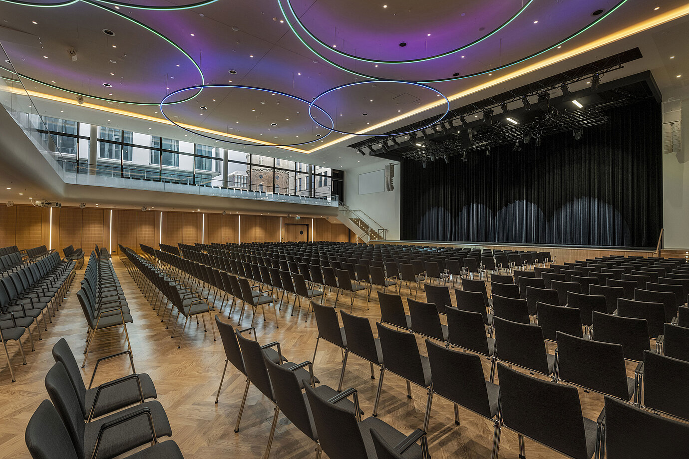 Salle d’événements moderne du Maritim Hotel Ingolstadt avec éclairage LED et grande scène.