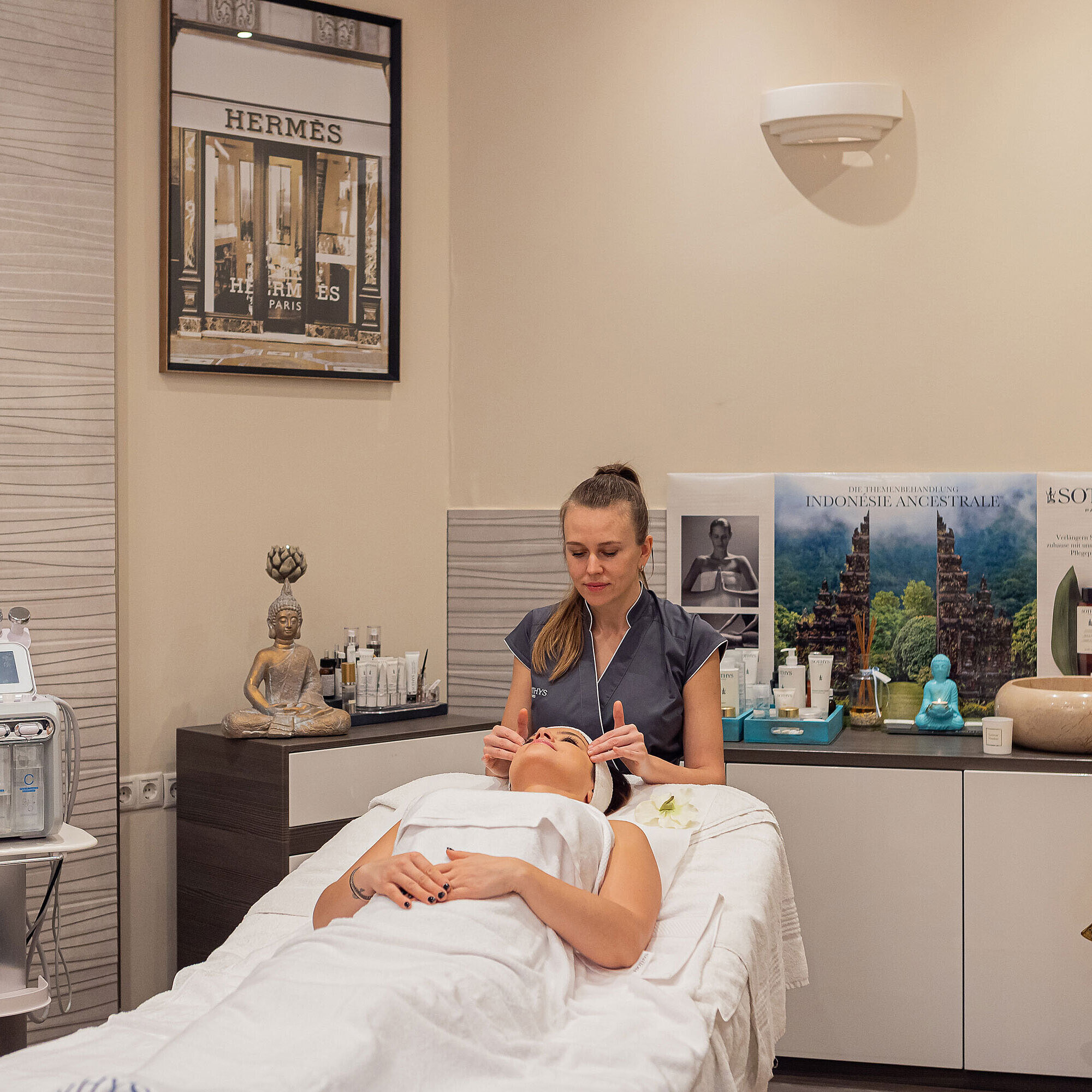 La imagen muestra un tratamiento de bienestar en el Maritim Hotel Bonn, donde una mujer recibe un relajante tratamiento facial.