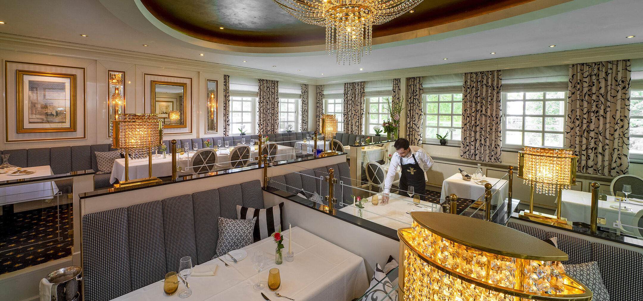 Elegante ristorante Orangerie al Maritim Seehotel Timmendorfer Strand con arredi lussuosi e tavoli apparecchiati.