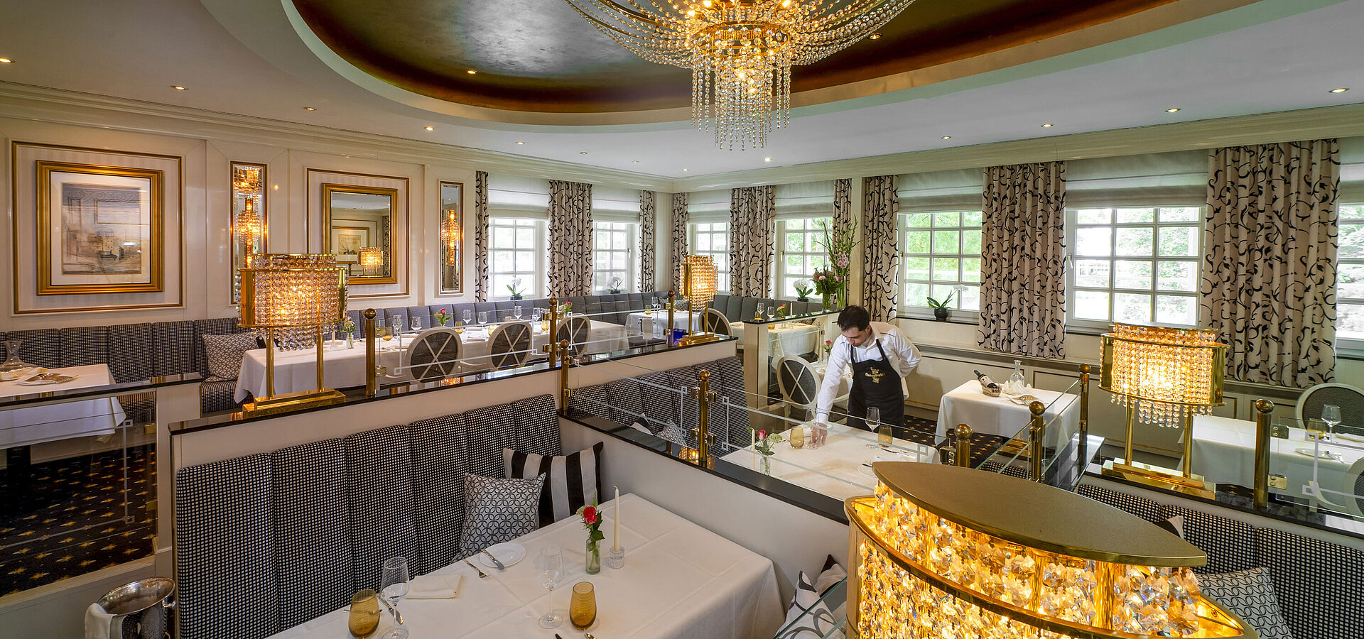 Elegante ristorante Orangerie al Maritim Seehotel Timmendorfer Strand con arredi lussuosi e tavoli apparecchiati.