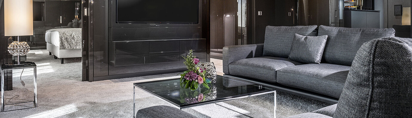 Spacious suite at Maritim Hotel Ingolstadt with stylish living area and luxurious furnishings.