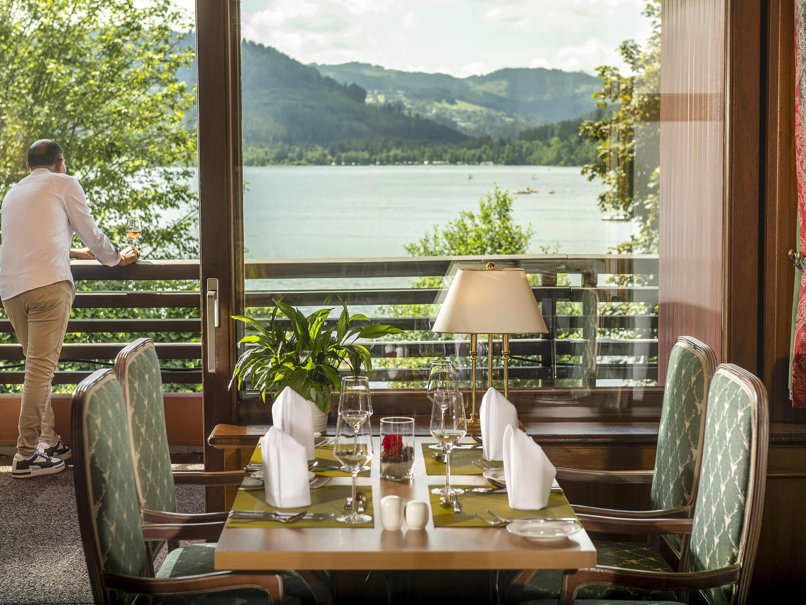Restaurante del Maritim Hotel Titisee con vistas al lago y mesa preparada