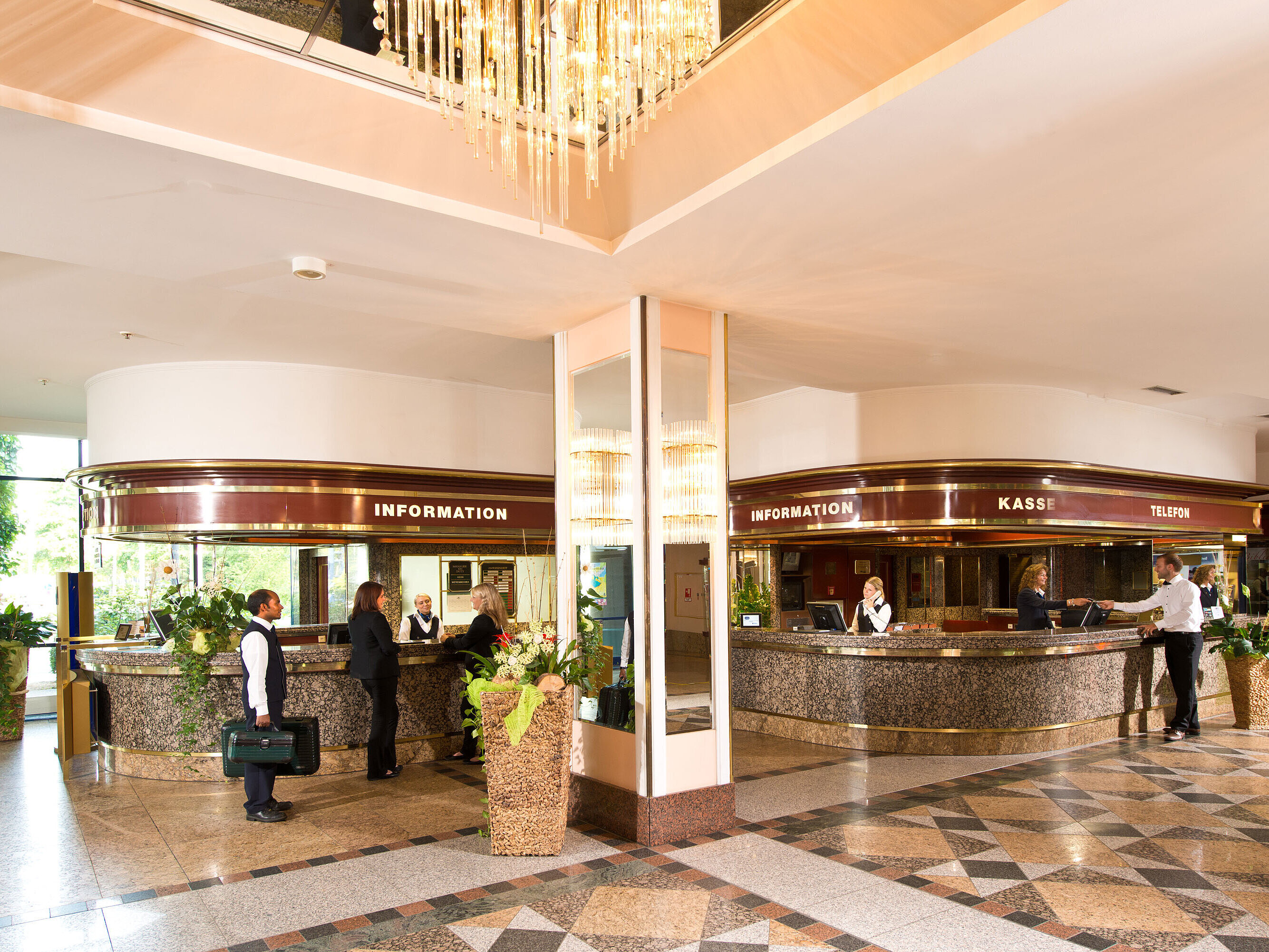 Recepción del Hotel Maritim Bonn con huéspedes y personal.