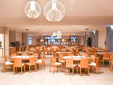 Grande salle à manger au Maritim Resort Calabria avec éclairage élégant et nombreux sièges