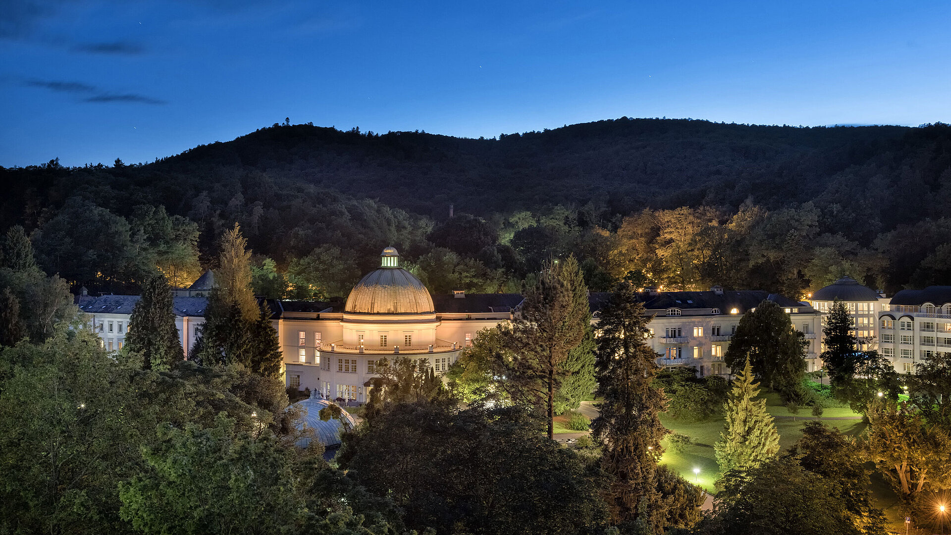 Maritim Hotel Bad Wildungen de noche, iluminado y rodeado de naturaleza