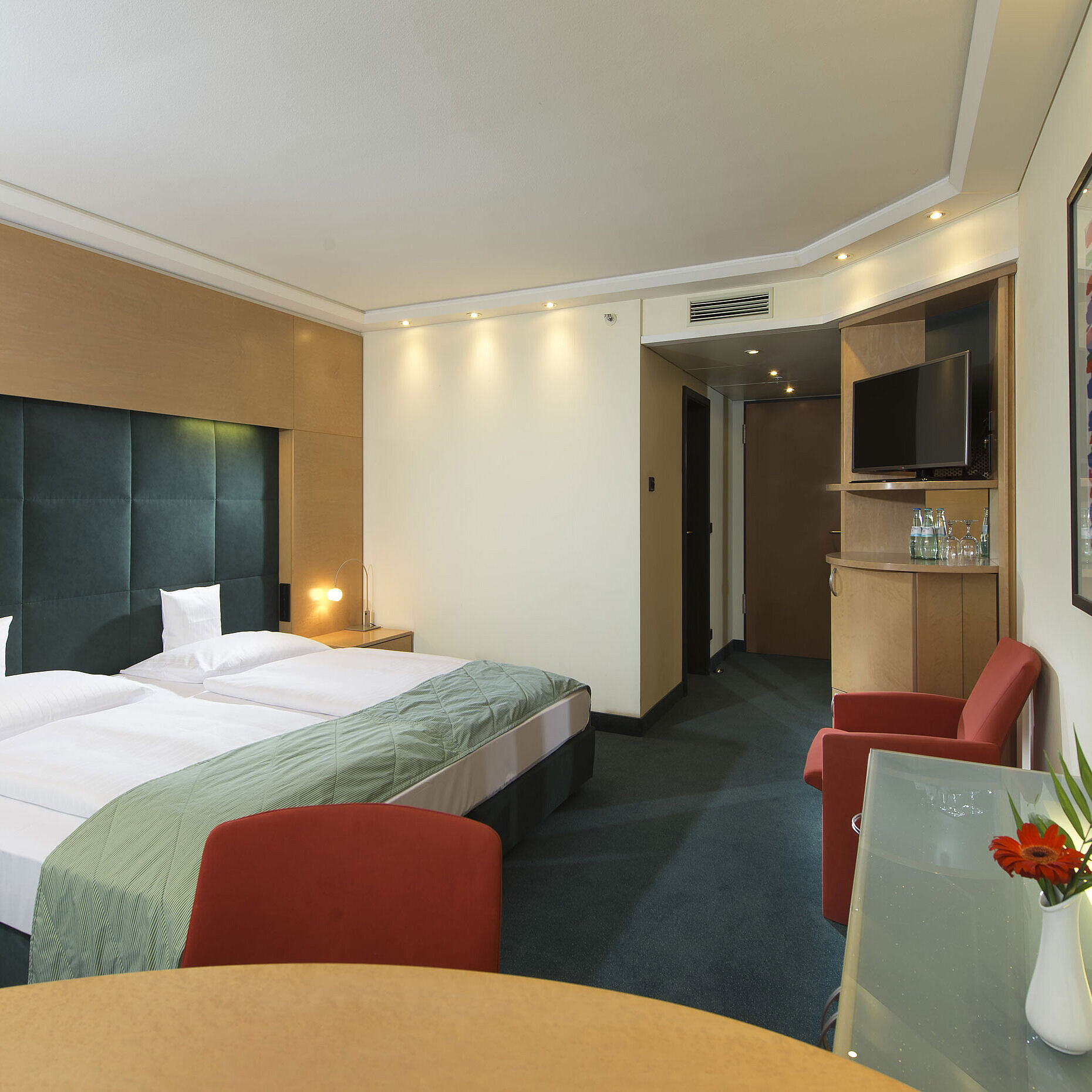 Comfort room at Maritim proArte Hotel Berlin, featuring modern furnishings, double bed, artwork, and desk.
