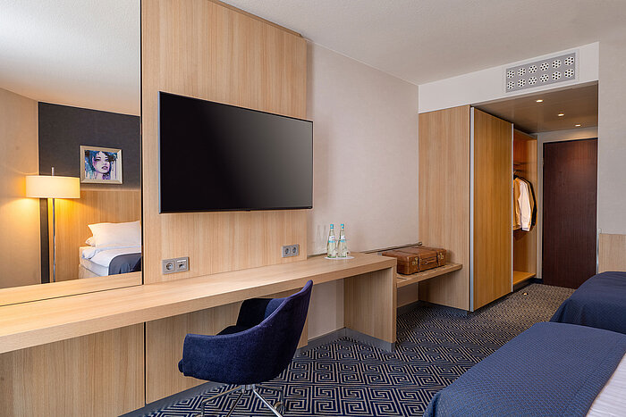 Comfort Twin room at Maritim Hotel Würzburg with two single beds, desk and modern interior