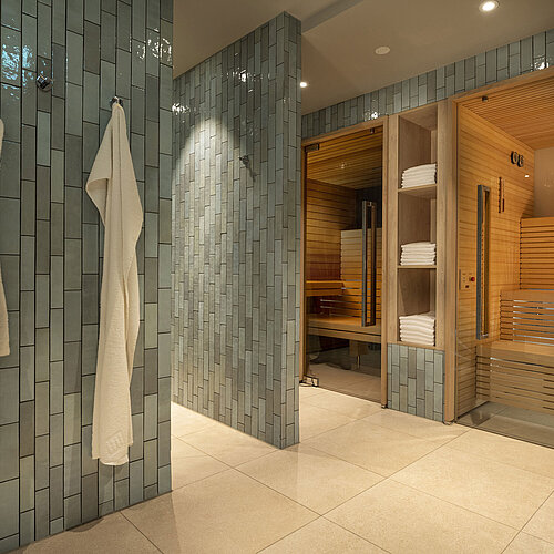 Espace sauna moderne avec serviettes et peignoirs à l'hôtel Maritim Munich