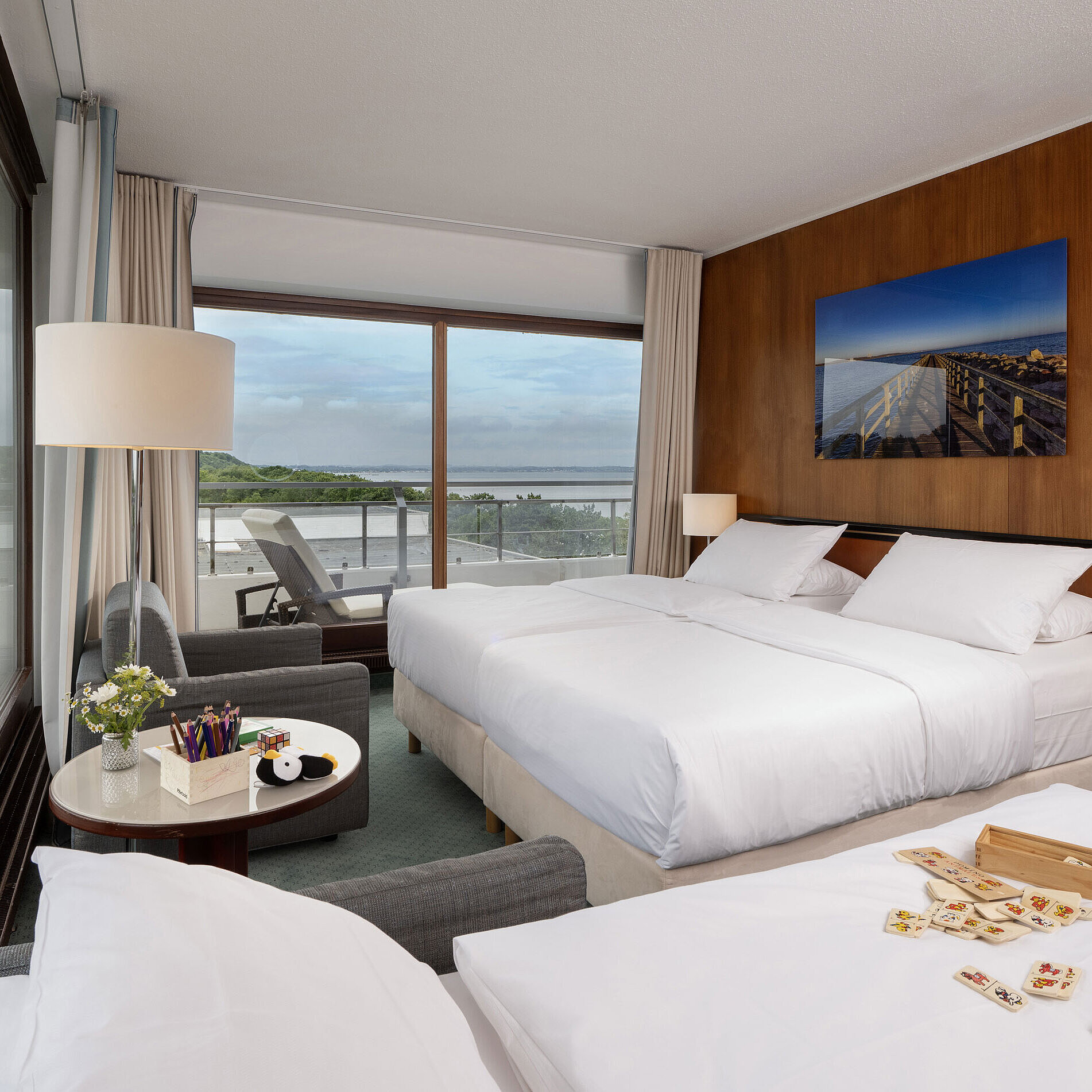 Habitación familiar luminosa en Maritim Seehotel Timmendorfer Strand con balcón y vista al mar Báltico